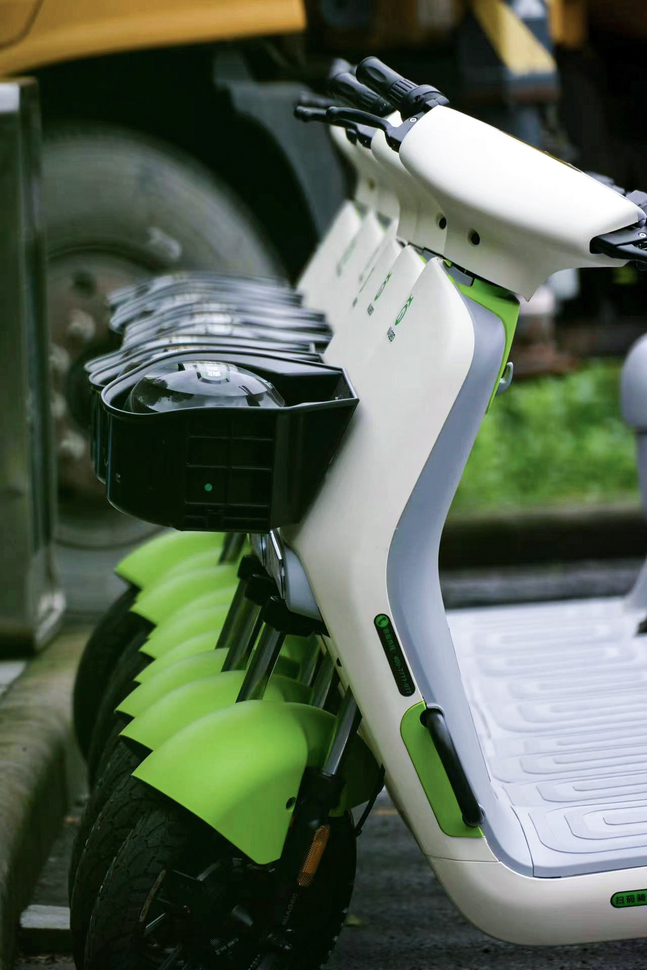 車身上標(biāo)有共享電單車電話的喵走出行